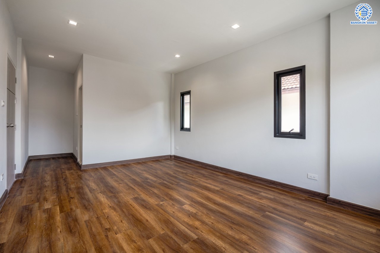 บ้านมือสองตกแต่งใหม่ ม.บ้านชมเพลิน เพชรเกษม หลังมุม เนื้อที่ 122 ตร.ว. ฟังก์ชันครบ 3 ห้องนอน 3 ห้องน้ำ 1 ห้องอเนกประสงค์ 2 ที่จอดรถ บนทำเลศักยภาพ เชื่อมต่อหลายเส้นทาง ใกล้เดอะมอลล์บางแค และรถไฟฟ้าสายสีน้ำเงิน "สถานีหลักสอง" รายล้อมด้วยสิ่งอำนวยความสะดวกครบครัน